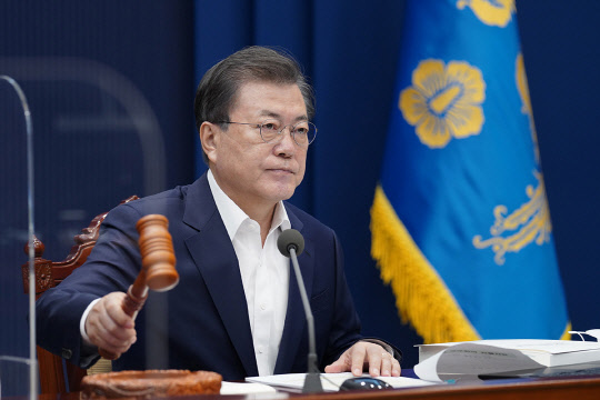 문재인 대통령이 16일 국무회의를 주재하고 있다. 청와대 제공.